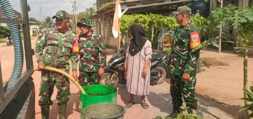 Prajurit TNI Berikan Bantuan Air Bersih untuk Mengatasi Krisis di Rawajitu