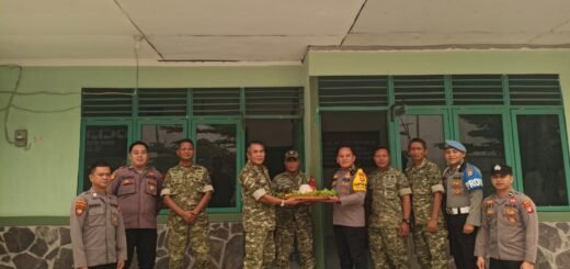 Polsek Sepang Berikan Tumpeng Istimewa untuk Rayakan HUT TNI ke-81