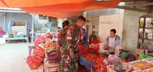 Babinsa Pantau Stabilitas Harga dan Ketersediaan Bahan Pokok di Sidrap