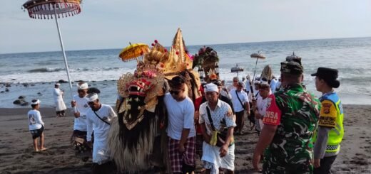 Kolaborasi TNI dan Pecalang Sukses Amankan Ritual Melasti di Desa Getakan