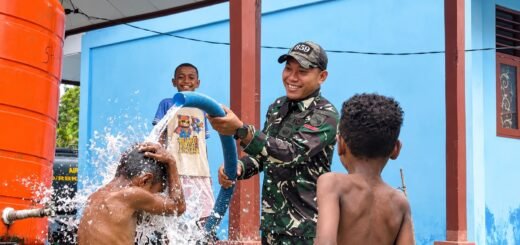 Yonif TP 859/RBK salurkan air bersih untuk mendukung kehidupan warga Supiori