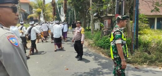 Keberadaan Babinsa Pastikan Keamanan Upacara Dewa Yadnya di Pengiangan