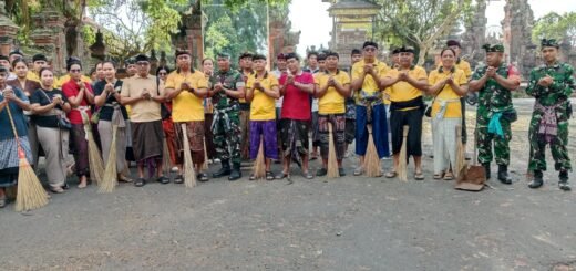 Aktif Menyambut Karya Agung, Koramil Banjarangkan Laksanakan Pembersihan Pura