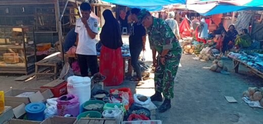 Upaya Babinsa Pastikan Ketersediaan Sembako di Pasar Bilokka