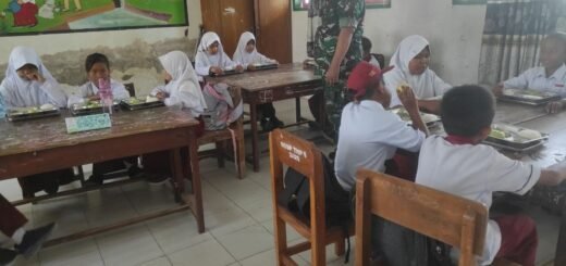 Babinsa Kodim 1420/Sidrap Bantu Wujudkan Kesehatan Anak Melalui Makan Bergizi Gratis