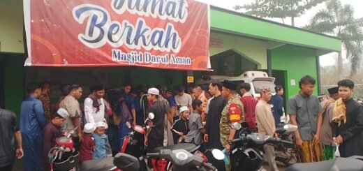 Perkuat Hubungan dengan Warga, Babinsa Gelar Jumat Berkah di Tewah