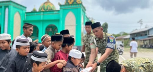 Kegiatan SEJUK: TNI dan Warga Supiori Ciptakan Kebersamaan di Hari Jumat