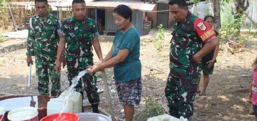 Kodim 1309/Manado Distribusikan Air Bersih untuk Atasi Krisis di Meras