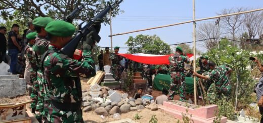 Penghormatan Militer di Sumbawa untuk Peltu Purnawirawan Paito yang Terhormat