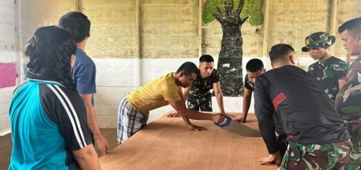 Pemasangan Plafon SDN 1 Tumbang Baraoi Dorong Kebersamaan Kodim 1019/Katingan