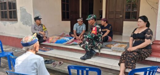 Kepedulian TNI Terwujud, Babinsa Sulang Melayat Bersama Masyarakat