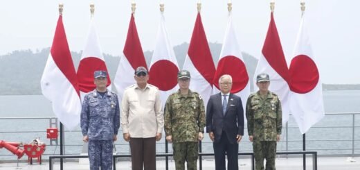 Menteri Pertahanan RI Disambut Kodim 1201 di Pelabuhan Kijing dengan Penganugerahan