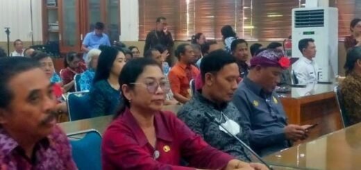 Bupati Klungkung Serahkan Lampion untuk Majelis Khonghucu dan Dukungan TNI