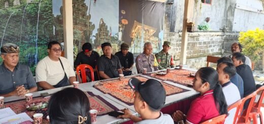 Serka I Made Suarnika Pantau Proses Fondasi Jembatan di Tukad Umapadi