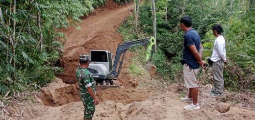 Dukungan Babinsa Dalam Proyek Fondasi Jembatan Tukad Umapadi untuk Masyarakat