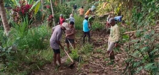 Masyarakat dan Babinsa Bersatu Bersihkan Lokasi Jembatan di Desa Bangli