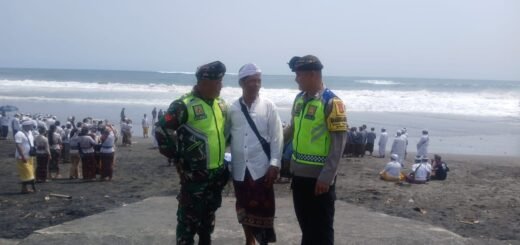 Dukungan Pengamanan Babinsa untuk Suksesnya Melasti Warga Pajahan di Pantai Soka