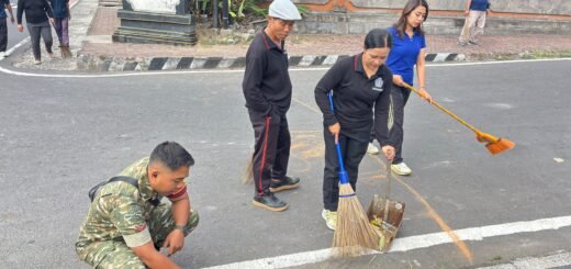 Dua Babinsa Kodim Klungkung Bekerja Bersama Warga Bersihkan Lingkungan Sekitar