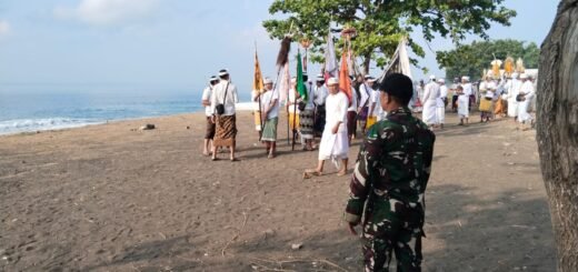 Bersama Warga, Babinsa Amankan Ritual Melasti di Pantai Goa Lawah