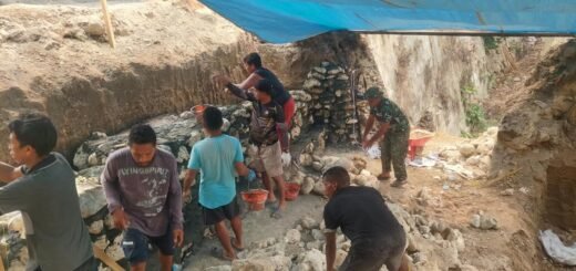 Kolaborasi TNI dan Warga dalam Pembangunan Pondasi Jembatan Garuda Merah Putih