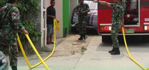 Kepedulian TNI: Penyaluran Air Bersih untuk Komunitas Sei Lekop Batam