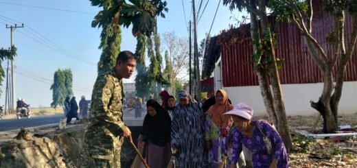 Kolaborasi Warga dan TNI Bersihkan Saluran Air Jelang Musim Hujan