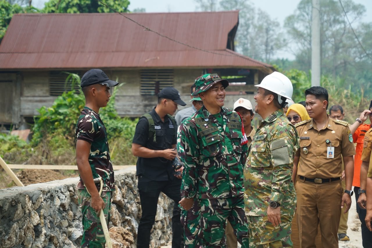 Bupati Irwan Awasi Proyek Pembangunan TMMD ke-130 di Parumpanai Bersama TNI