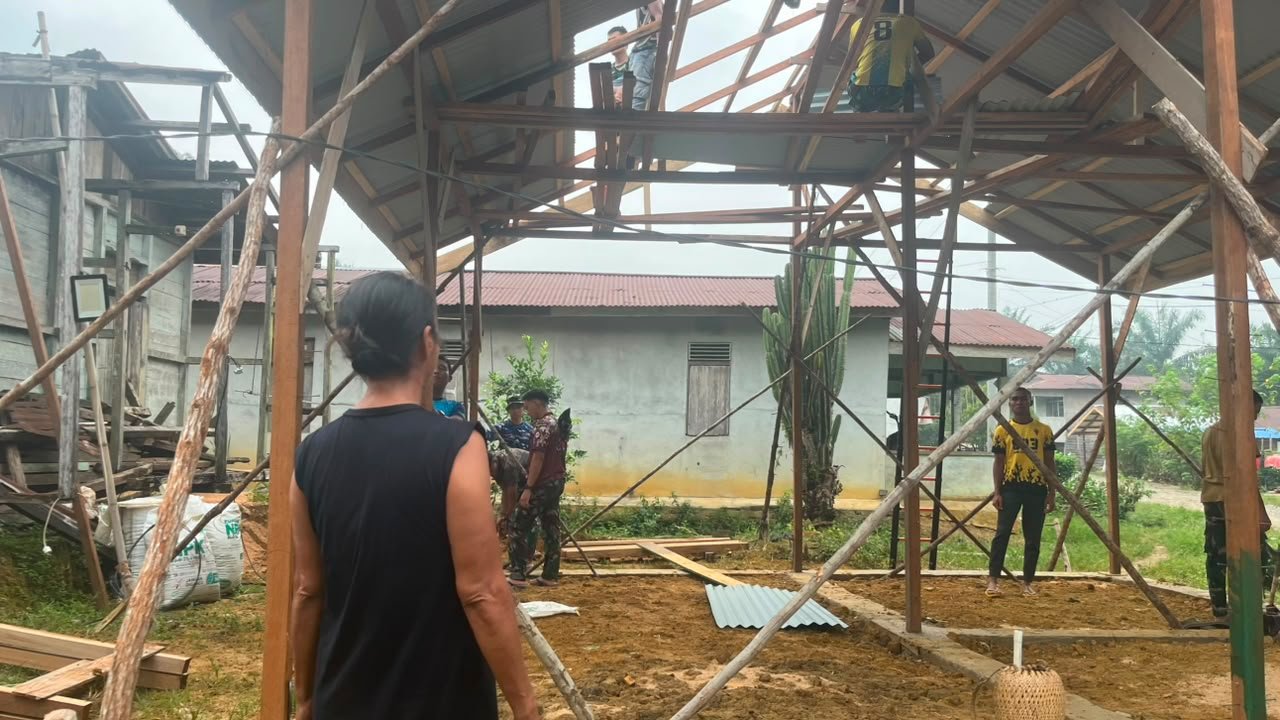 Keceriaan Bu Suhanim saat Satgas TMMD Wujudkan Impian Rumah Layak Huni