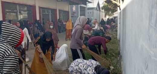 Gotong Royong Warga dan Babinsa Majjeling Bersihkan Fasilitas Umum