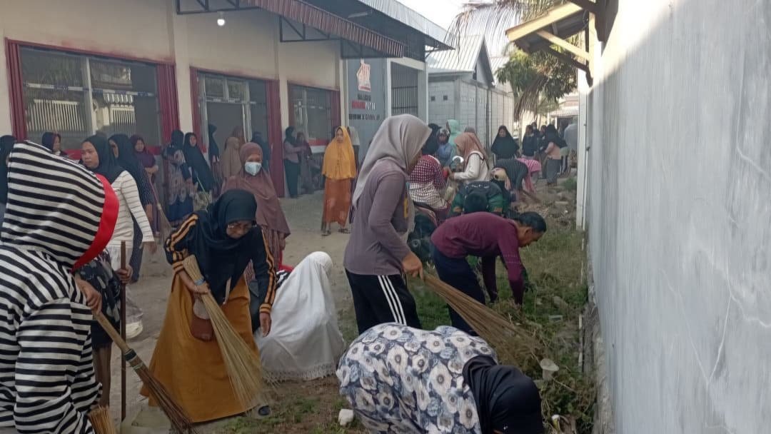Gotong Royong Warga dan Babinsa Majjeling Bersihkan Fasilitas Umum