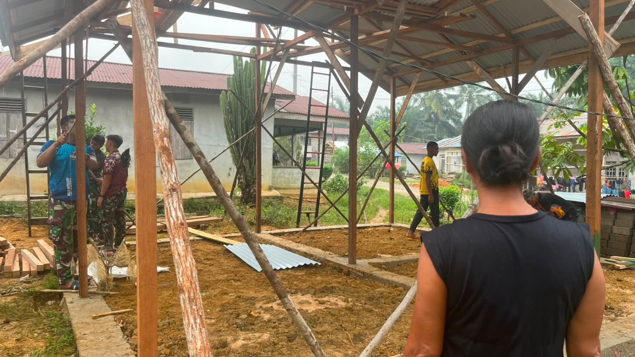 TMMD Ke-130: Sinergi TNI dan Masyarakat Dalam Membangun Rumah Bu Suhanim