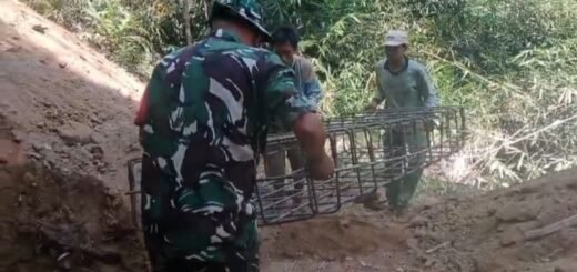 Dukungan TNI Dalam Proses Pembangunan Jembatan Umapadi yang Vital