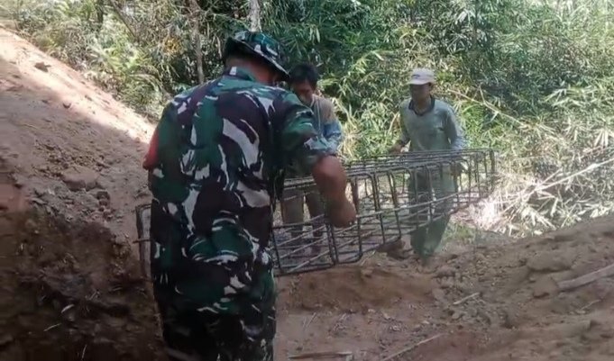 Dukungan TNI Dalam Proses Pembangunan Jembatan Umapadi yang Vital