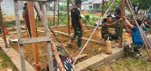 Kehangatan Masyarakat Dampingi Satgas TMMD Membangun Rumah Bu Suhanim