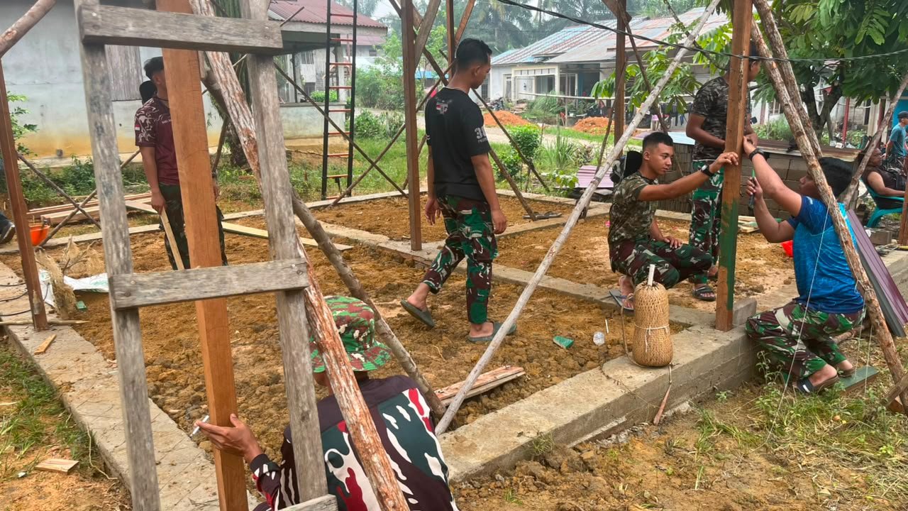 Kehangatan Masyarakat Dampingi Satgas TMMD Membangun Rumah Bu Suhanim