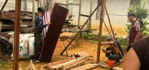 Prajurit TNI Perkuat Kebersamaan dalam Pembangunan Rumah Bu Suhanim