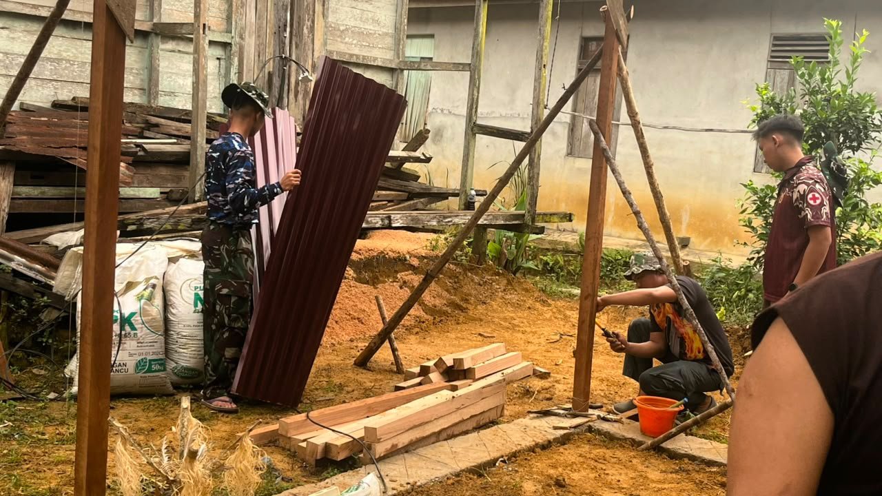 Prajurit TNI Perkuat Kebersamaan dalam Pembangunan Rumah Bu Suhanim