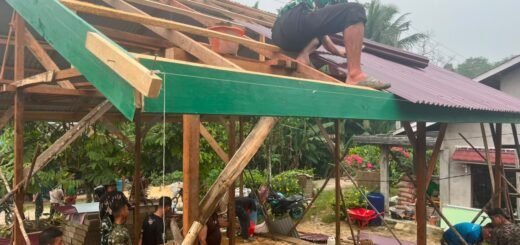 Kehadiran TNI Berikan Semangat Baru untuk Pembangunan Rumah Bu Suhanim
