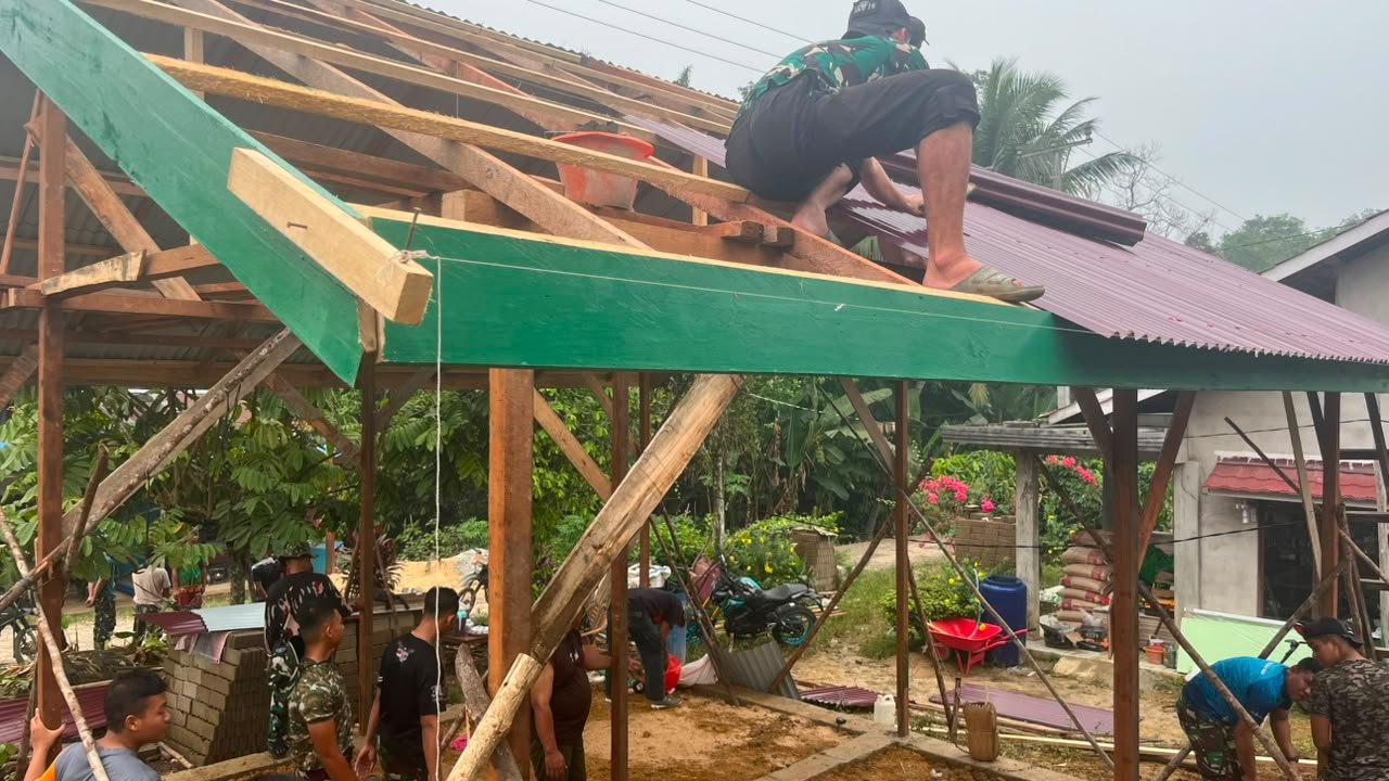 Kehadiran TNI Berikan Semangat Baru untuk Pembangunan Rumah Bu Suhanim