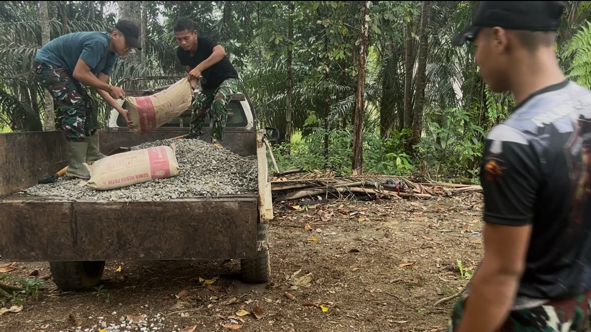 Prajurit TNI Gencar Kumpulkan Material untuk Pembangunan TMMD di Landak