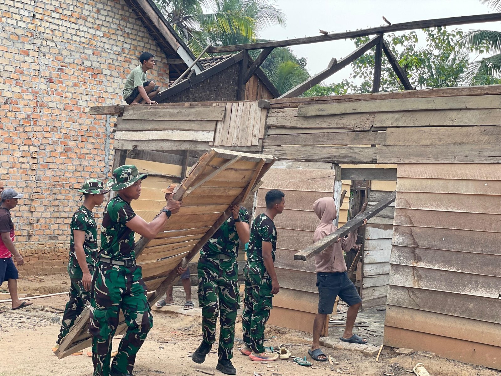 TMMD ke-130: Perbaikan Hunian Gianto oleh TNI untuk Kualitas Hidup Lebih Baik