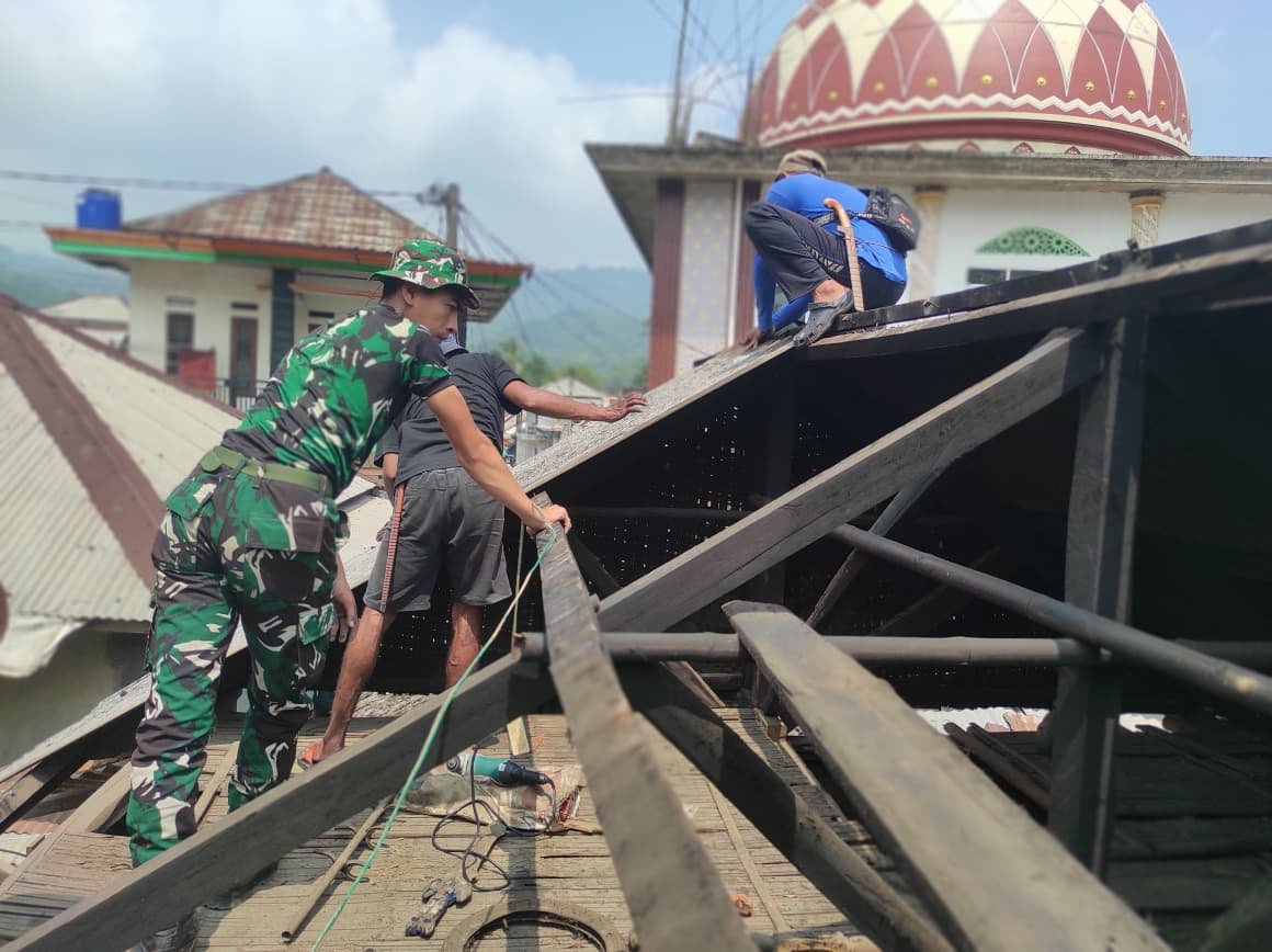 Kegiatan TMMD ke-130: TNI Berkontribusi Bagi Perbaikan Rumah Warga Citorek Barat
