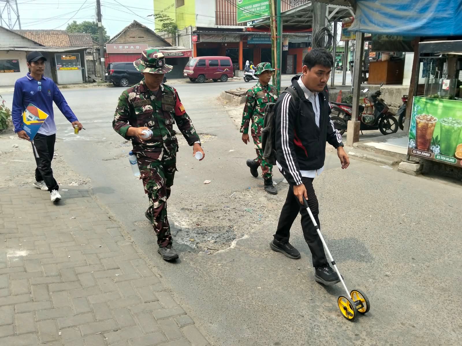 Serka Wahyono Dukung Pengukuran Jalan TMMD ke-130 Bersama Bina Marga
