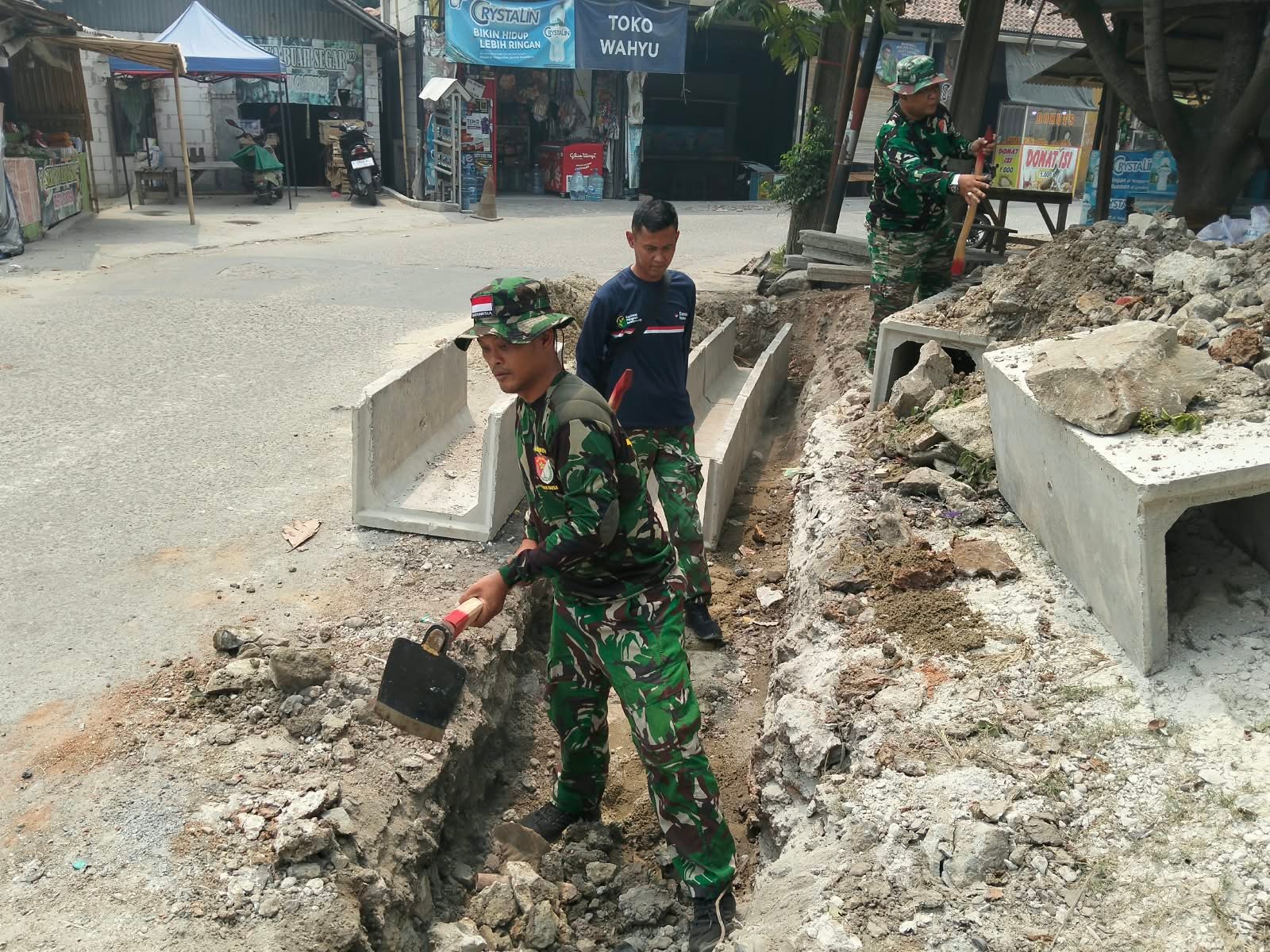 Pembangunan Infrastruktur Desa: Satgas TMMD Gali Parit untuk Sistem Drainase