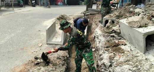 TNI Bersama Masyarakat Benahi Infrastruktur dengan Proyek Parit di Sumur Bandung