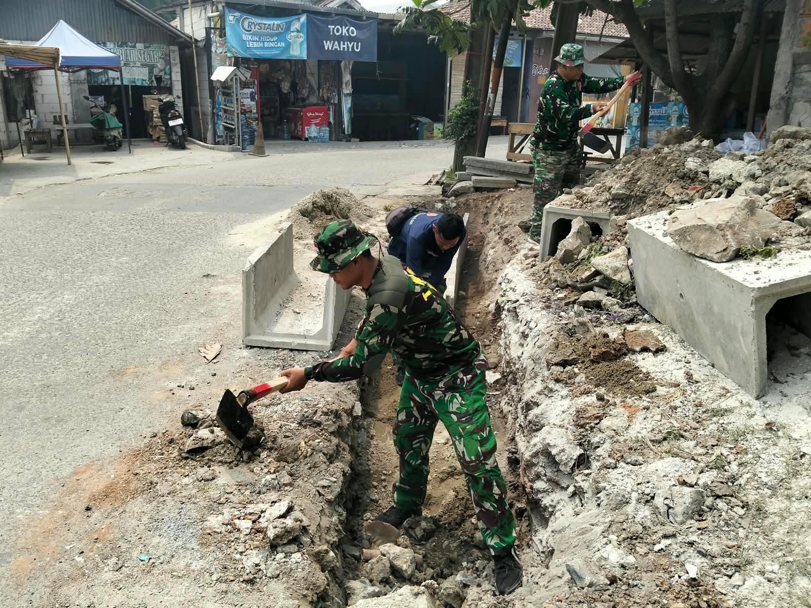TNI Bersama Masyarakat Benahi Infrastruktur dengan Proyek Parit di Sumur Bandung