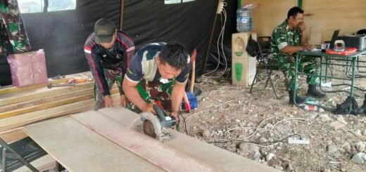 Satgas TNI Persiapkan Material Pembangunan dengan Pemotongan Triplek di Tigaraksa