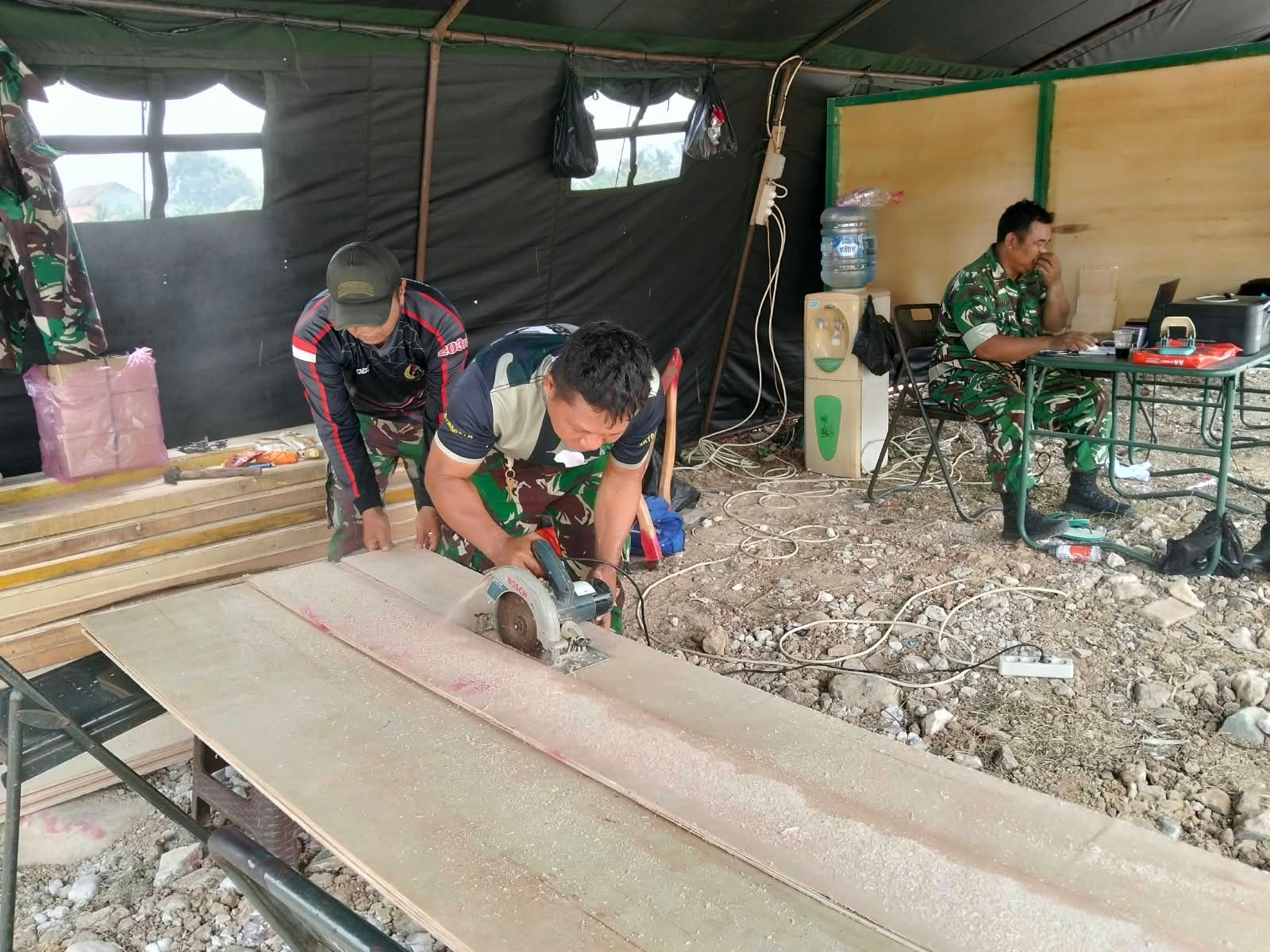 Satgas TNI Persiapkan Material Pembangunan dengan Pemotongan Triplek di Tigaraksa