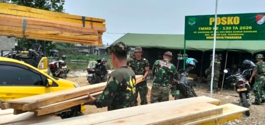 Pengangkutan Material oleh Satgas TMMD Tingkatkan Progres Pembangunan Desa Sumur Bandung