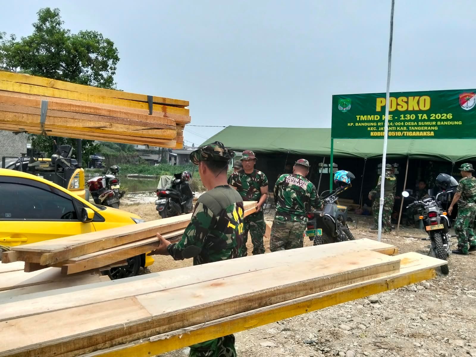 Pengangkutan Material oleh Satgas TMMD Tingkatkan Progres Pembangunan Desa Sumur Bandung